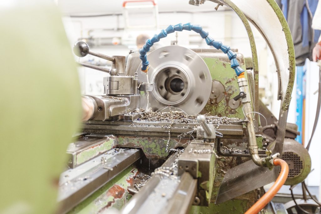 Industriefabrik Schneider GmbH, Anlagenbau, Filterbau, Armaturentechnik, Werkhalle, individuelle Planung und Fertigung von Industriematerial, Rohre, Armaturen, Modifikationen, CNC Fräsen, Edelstahlrohre, WIG Schweißverfahren, geprüft und zertifiziert