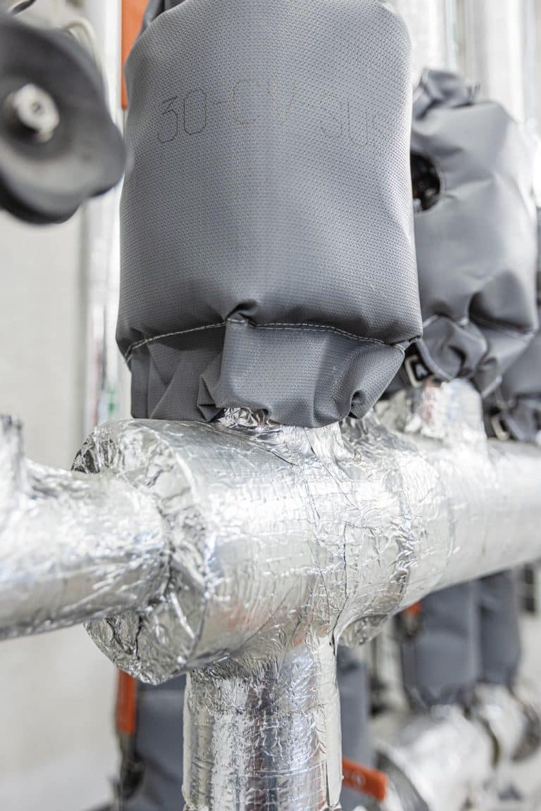 Isolierfabrik - Industriefabrik Schneider, Werkhalle, Heizungsanlage, Industriehalle, Industrieanlage, Warmwasser-Speicher, Prozesswärme, IFS-Plast25 Isolierkissen, Isolierjacke, Isoliermanschette, Isoliermatratze, MW20 Mineralwolle Rohrisolierung, Wärmedämmung an einer Heizungsanlage und Industrieanlage, Anlagenbau, Hitzeschutz, Wärmeisolierung