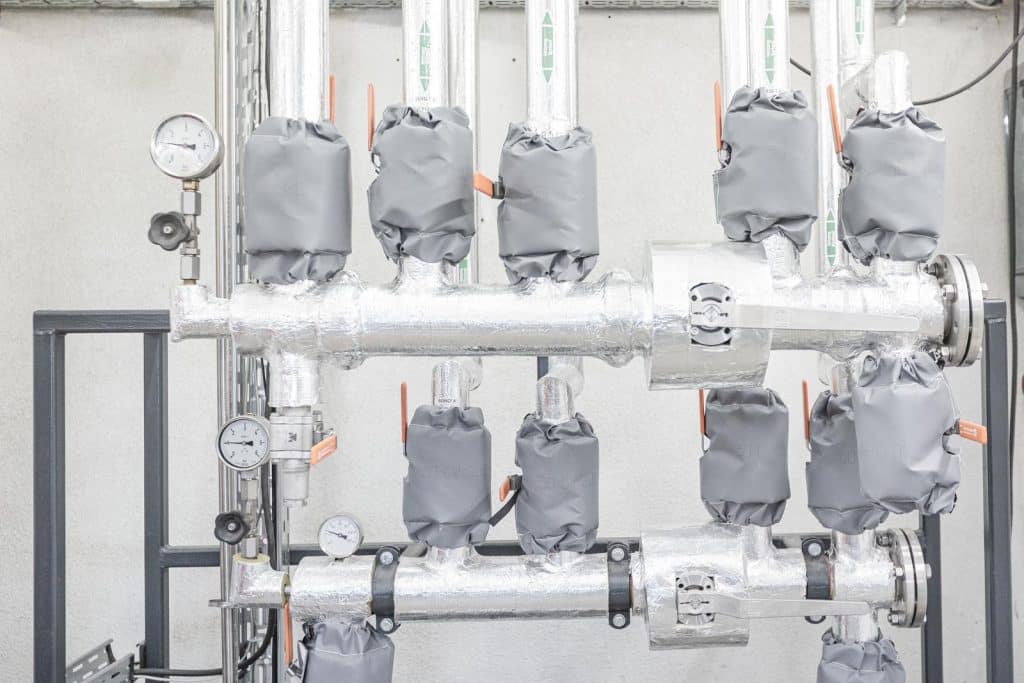 Isolierfabrik - Industriefabrik Schneider, Werkhalle, Heizungsanlage, Industriehalle, Industrieanlage, Warmwasser-Speicher, Prozesswärme, IFS-Plast25 Isolierkissen, Isolierjacke, Isoliermanschette, Isoliermatratze, MW20 Mineralwolle Rohrisolierung, Wärmedämmung an einer Heizungsanlage und Industrieanlage, Anlagenbau, Hitzeschutz, Wärmeisolierung