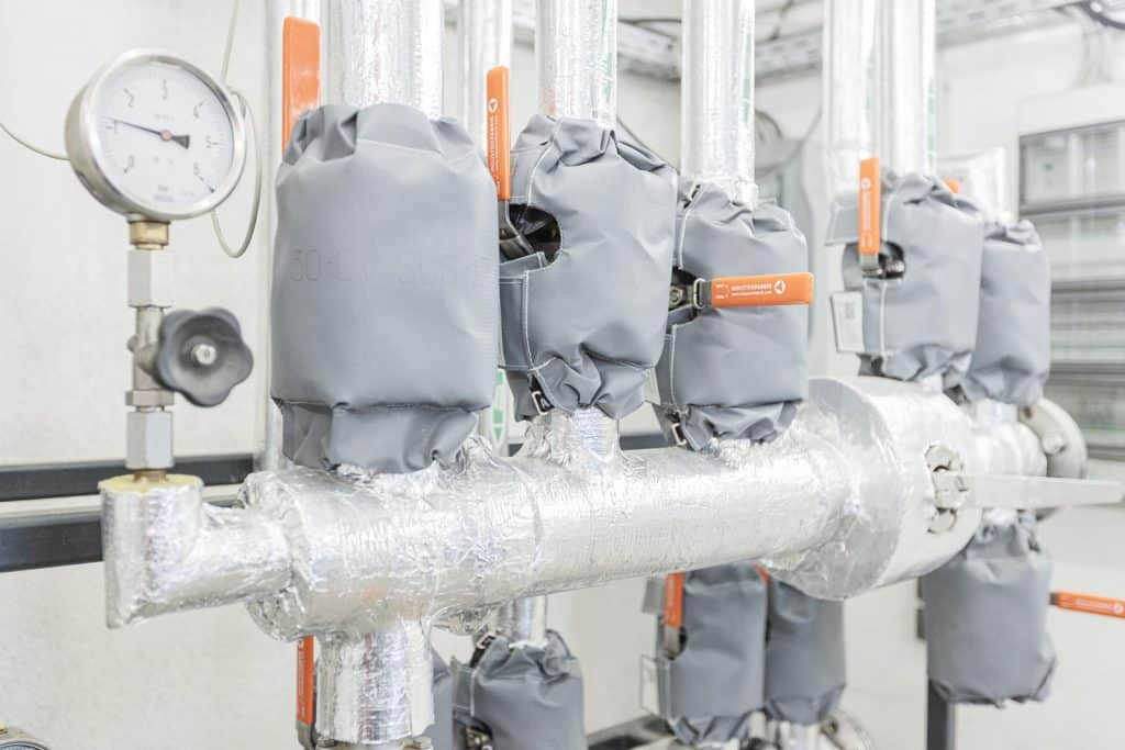 Isolierfabrik, IFS MW20 - Mineralwolle und IFS-Plast25 Isolierkissen und Isoliermantel, Rohrisolierung, Maßanfertigungen für Armaturen und Verteiler, Rohre, einfach und sicher montiert in höchster Qualität. Geprüfte Energiesparmaßnahme und CO2 Reduzierung, für Heizungen, Industrieanlagen, Werkhalle für Chemie, Lebensmitteln, Raffinerie und andere Industriekomplexe, perfekt in Kombination auch mit Hitzeschutzschlauch aus Silikonbeschichtung