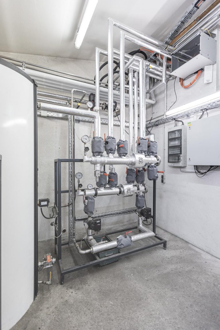 Isolierfabrik - Industriefabrik Schneider, Werkhalle, Heizungsanlage, Industriehalle, Industrieanlage, Warmwasser-Speicher, Prozesswärme, IFS-Plast25 Isolierkissen, Isolierjacke, Isoliermanschette, Isoliermatratze, MW20 Mineralwolle Rohrisolierung, Wärmedämmung an einer Heizungsanlage und Industrieanlage, Anlagenbau, Hitzeschutz, Wärmeisolierung