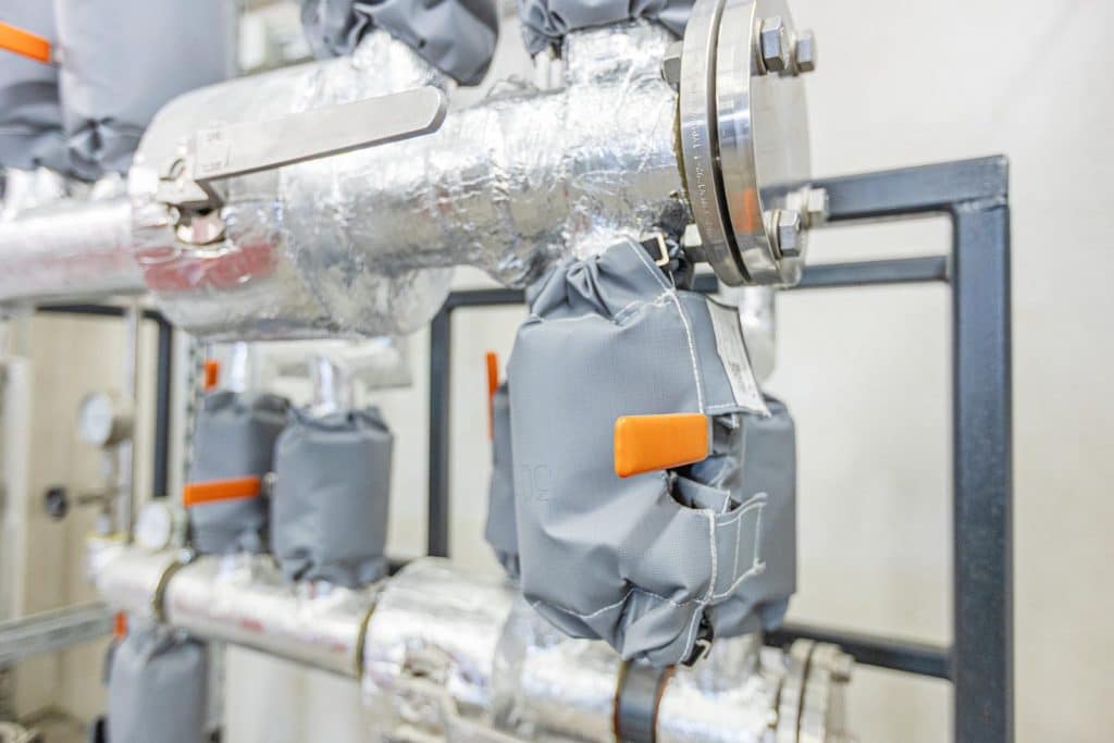 Dämmkissen, Wärmedämmung, Wärmeisolierung, Isoliermanschette, Isolierkissen, MW20 Mineralwolle Rohrisolierung kombiniert mit IFS-Plast25 Isolierjacken für Armaturen und Ventile, schnelle und einfache Montage, revisionierbar