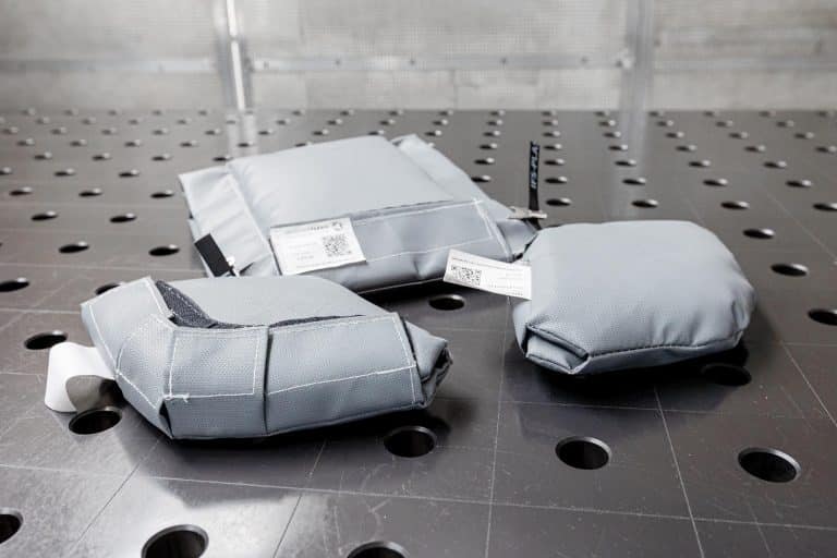 IFS Plast25 Isolierkissen, Isolierjacke, Isoliertasche und Isoliermatten in unterschiedlichen Formen und Größen für Armatur, Ventile, Rohre, Schläuche, Individuell und auf Maß angefertigt, hochwertige, Klettverschluss, Schnallverschluss für eine einfache und schnelle Montage, Energieeffizient, Klettverschluss, Schnalle, Verschluss, Befestigung