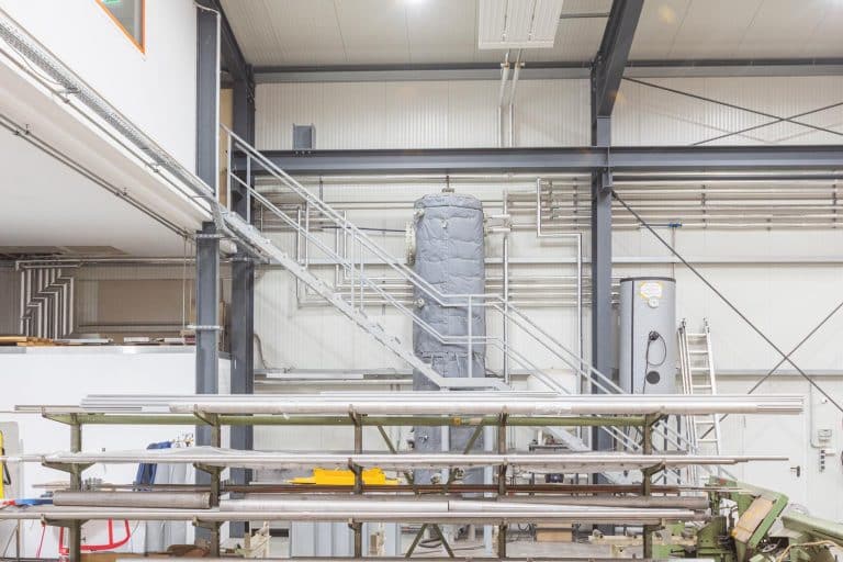 Isolierfabrik - Industriefabrik Schneider, Werkhalle, Industriehalle, Industrieanlage, Warmwasser-Speicher, Prozesswärme, IFS-Plast25 Isolierkissen, Isolierjacke, Isoliermanschette, Isoliermatratze, MW20 Mineralwolle Rohrisolierung, Wärmedämmung an einer Heizungsanlage und Industrieanlage, Anlagenbau, Hitzeschutz, Wärmeisolierung