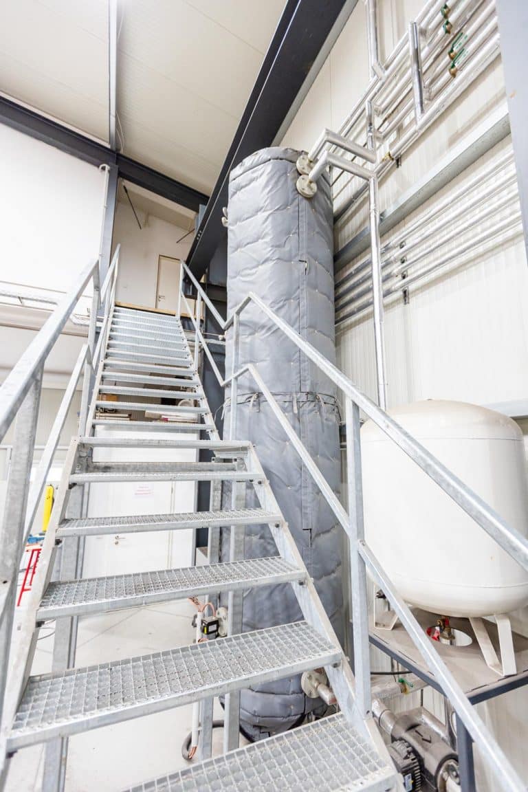 Isolierfabrik - Industriefabrik Schneider, Werkhalle, Heizungsanlage, Industriehalle, Industrieanlage, Warmwasser-Speicher, Prozesswärme, IFS-Plast25 Isolierkissen, Isolierjacke, Isoliermanschette, Isoliermatratze, MW20 Mineralwolle Rohrisolierung, Wärmedämmung an einer Heizungsanlage und Industrieanlage, Anlagenbau, Hitzeschutz, Wärmeisolierung, Heiztank, Prozesswärme-Speicher