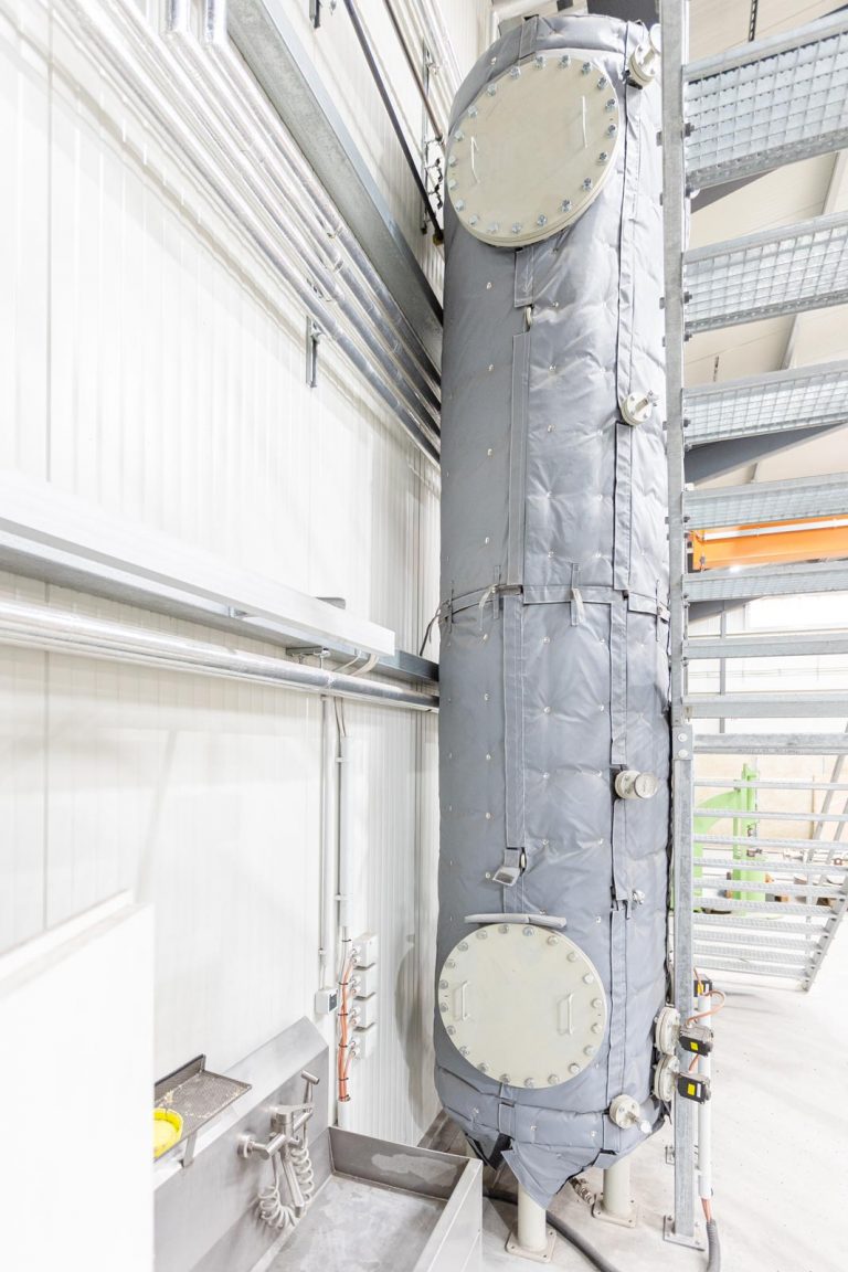 Isolierfabrik Schneider, IFS-Plast25 und MW20 Mineralwolle, Heiztank, Prozesswärme, Hochtemperatur Isolierung für Werkhallen und Industrieanlagen, Isolierkissen, Isoliermatten, Hitzeschutz, Wärmedämmung, Schallisolierung für Wassertanks, Prozesswärme, Dampfpakete für Rohre und Armaturen, Verarbeitung mit Schnallen auch für größere Flächen