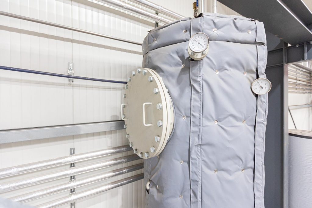Isoliermatratzen, Industriesolierung, Isolierung, Wärmedämmung, Eneriesparmaßnahme, Optimierung, Warmwassertank, große Tanks für Prozesswärme, Schallisolierung, Hitzeschutz, Heizungstank, schnelle Montage auch bei großen Flächen, Qualität, hochwertige Verarbeitung
